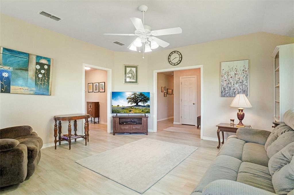 130 Longbranch Drive Decatur, TX 76234 - Photo 3 of 33