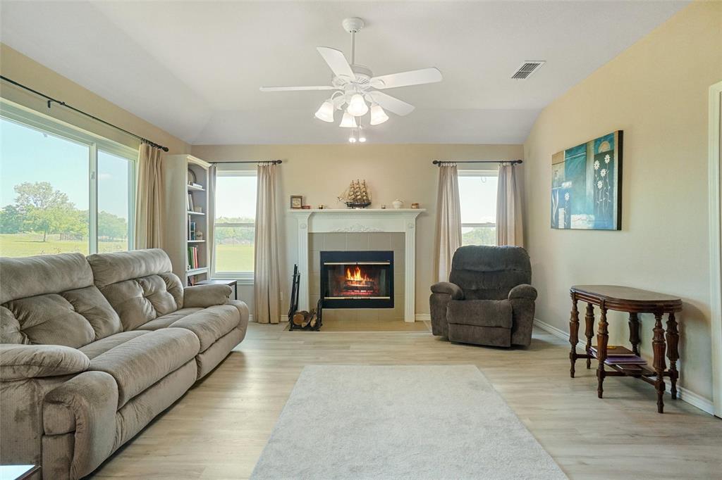 130 Longbranch Drive Decatur, TX 76234 - Photo 5 of 33