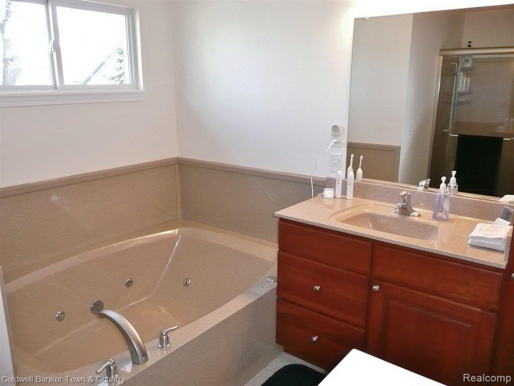 4004 Clifford Road Brighton, MI 48116 - Photo 19 of 23 Master Bathroom