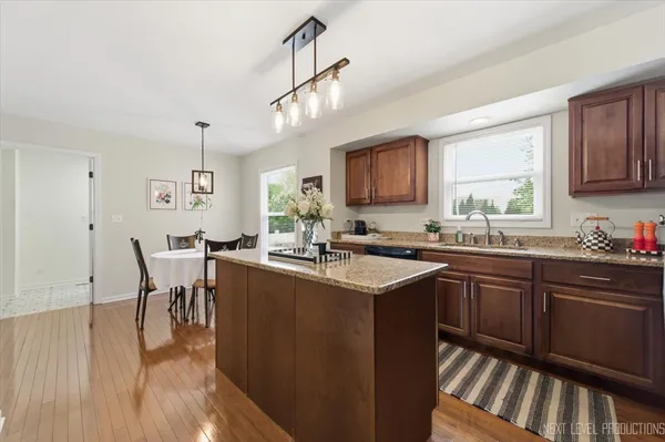 $525,000 | 320 Essex Court, Aurora, IL 60504