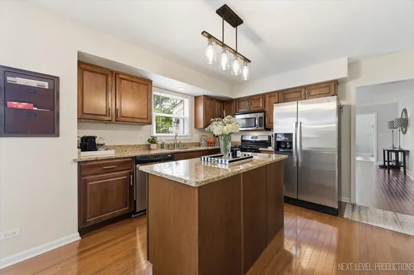 $525,000 | 320 Essex Court, Aurora, IL 60504