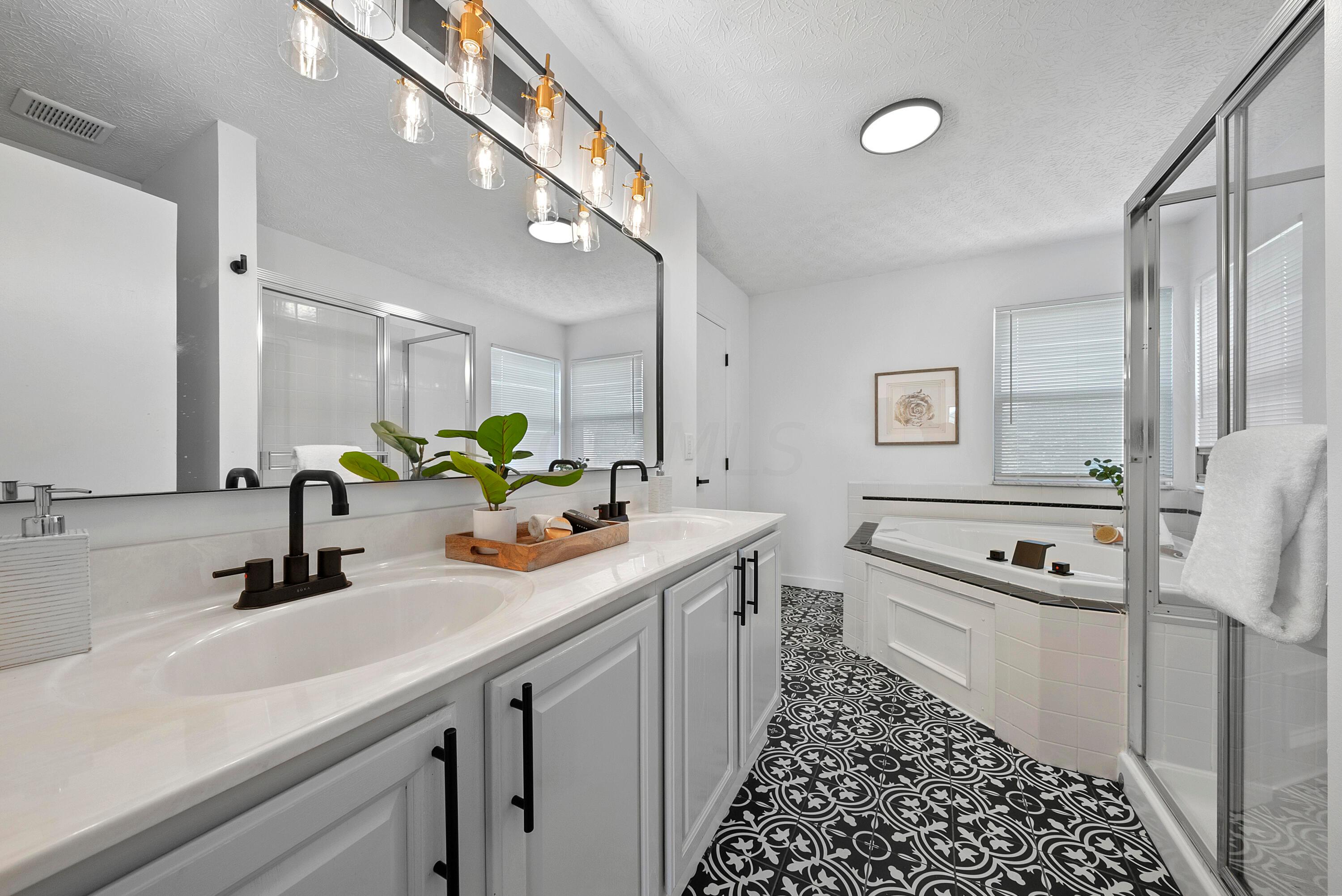 822 Elgin Circle Pickerington, OH 43147 - Photo 29 of 44 Owner Suite Bathroom with Deringer tile