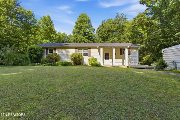 $299,900 | 140 Walnut Street, Deer Lodge, TN 37726
