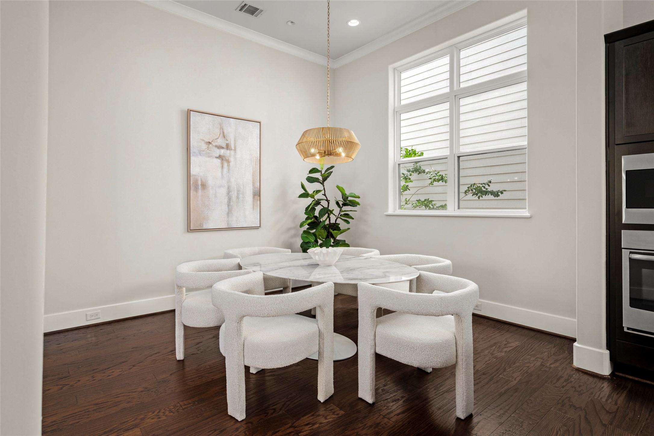 5646 Larkin Street Houston, TX 77007 - Photo 6 of 29 An oversized dining area with tall ceilings, generous proportions, and room to comfortably gather.