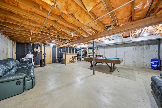 a view of livingroom with furniture