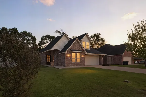 $309,900 | 790 Bridgeview Street, Bridge City, TX 77611