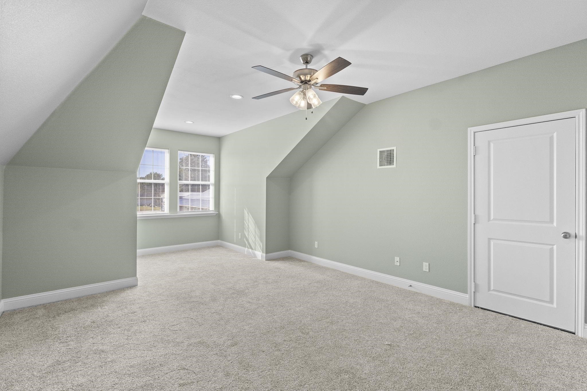 790 Bridgeview Street Bridge City, TX 77611 - Photo 28 of 31 an empty room with windows and fan