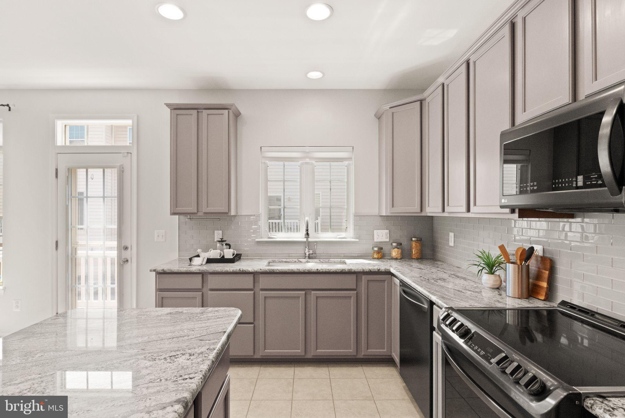 7015 Trek Way Gainesville, VA 20155 - Photo 13 of 56 Quartzite counter tops