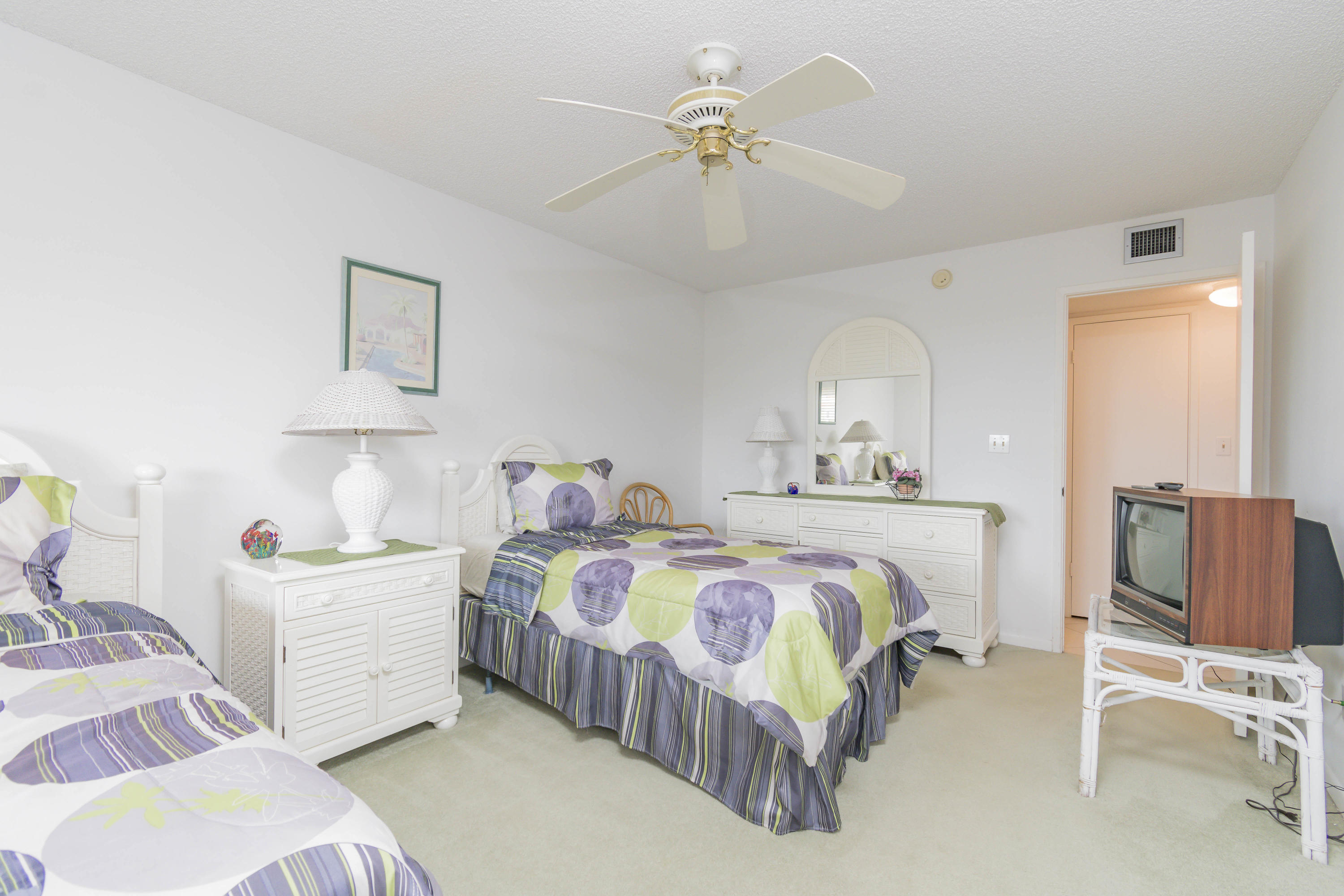 353 Highway 1, Unit F407 Jupiter, FL 33477 - Photo 8 of 30 a bedroom with a bed and a table in it