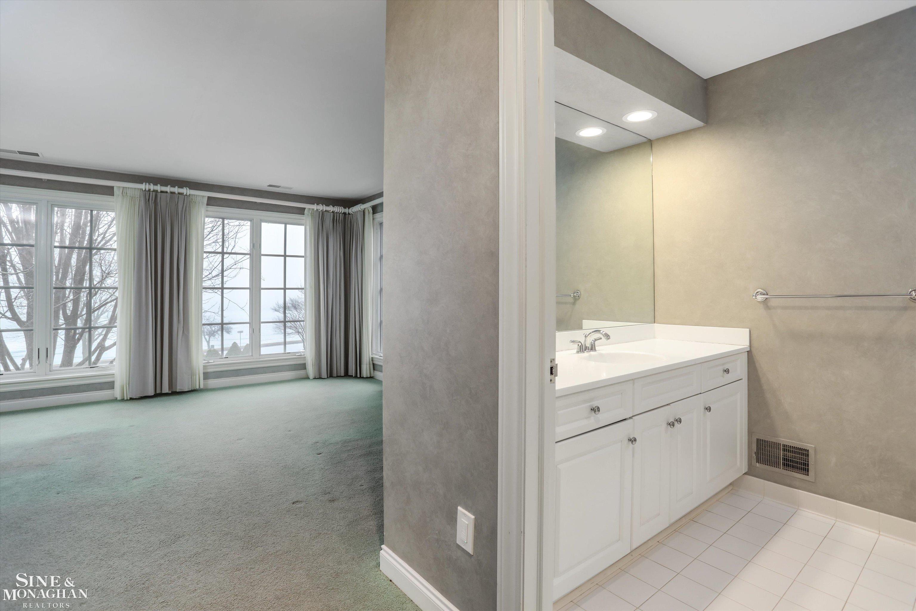 217 Lake Shore Road Grosse Pointe, MI 48236 - Photo 40 of 63 50166368-1336da5d-3695-41f5-99ef-dfa6ee5e8301.JPG
