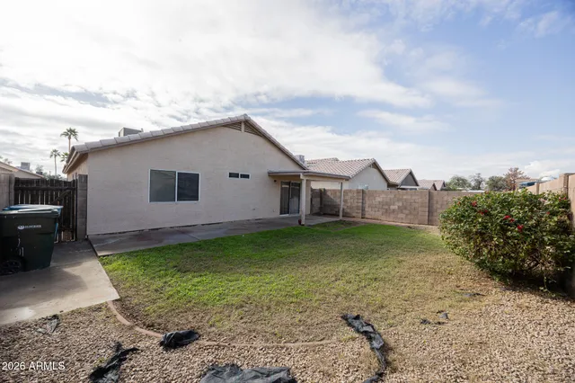 a view of a house with backyard and garden