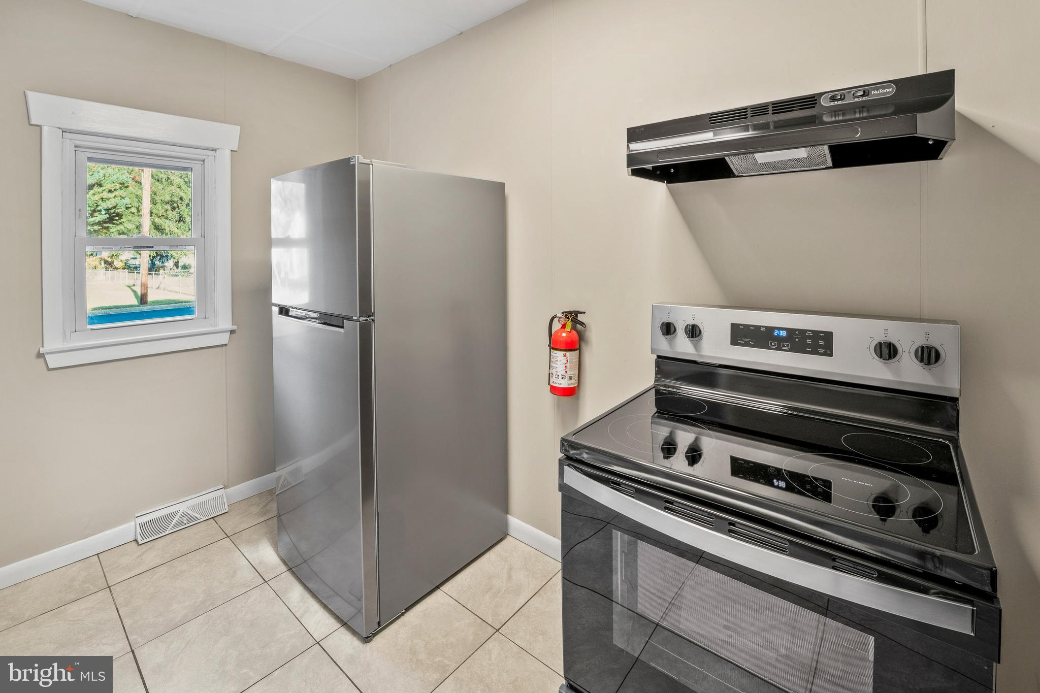 83 Rutgers Road Pennsville, NJ 08070 - Photo 11 of 23 a view of a livingroom with furniture and windows