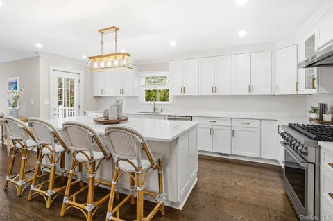 $2,595,000 | 12 Canterbury Road South, Harrison, NY 10528