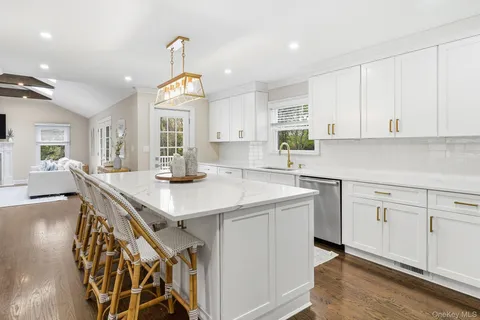 $2,595,000 | 12 Canterbury Road South, Harrison, NY 10528