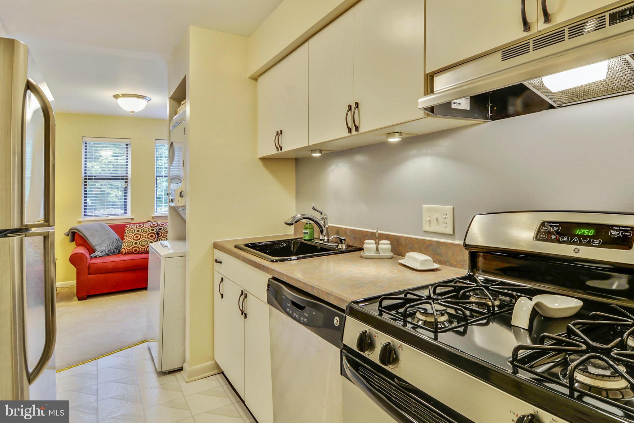 11240 Chestnut Grove Square, Unit 32 Reston, VA 20190 - Photo 10 of 28 Kitchen