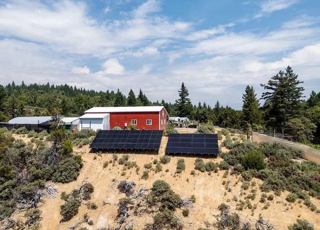 a sign that is sitting in the middle of a garden
