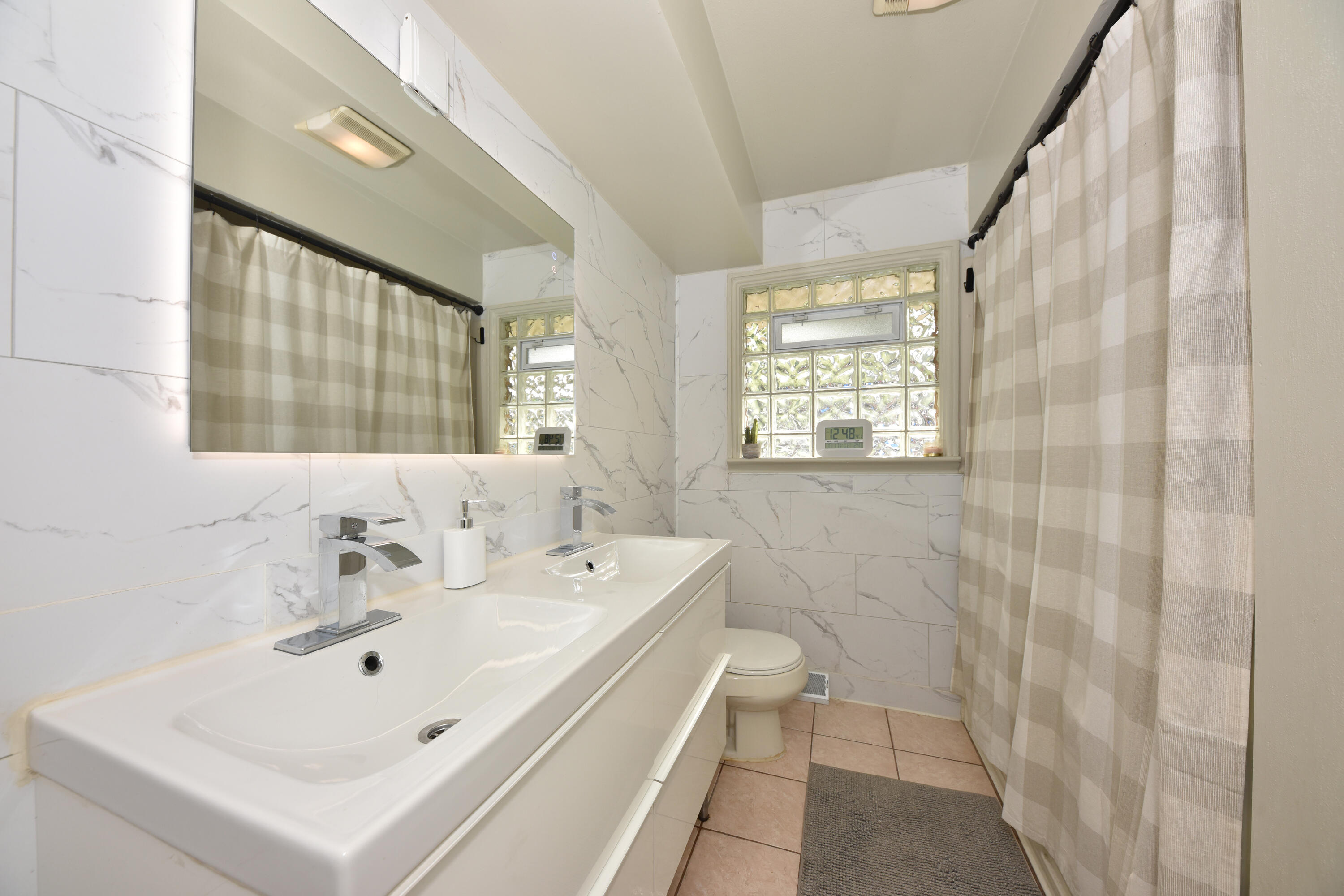 10723 West Rohr Avenue Milwaukee, WI 53225 - Photo 14 of 32 Full Bathroom