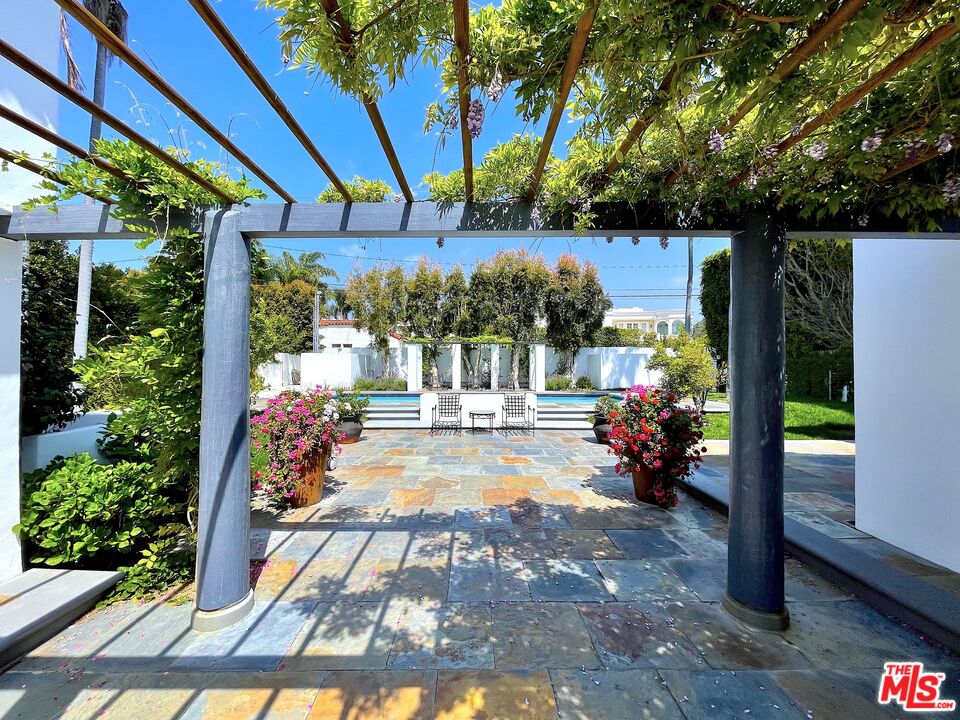 710 Walden Drive Beverly Hills, CA 90210 - Photo 13 of 20 a view of a interior area of the house