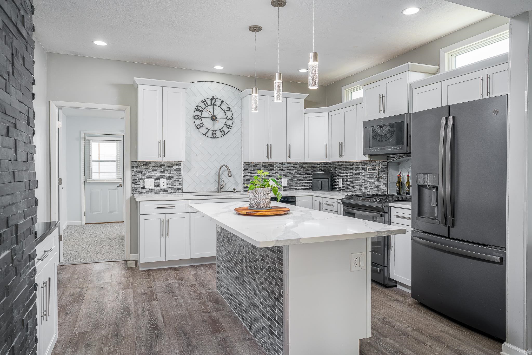 3215 Garfield Street Clinton, IA 52732 - Photo 4 of 26