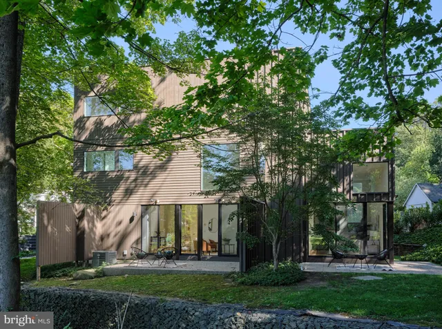 a view of house with a yard