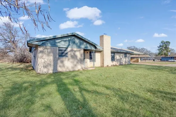 a view of a house with backyard