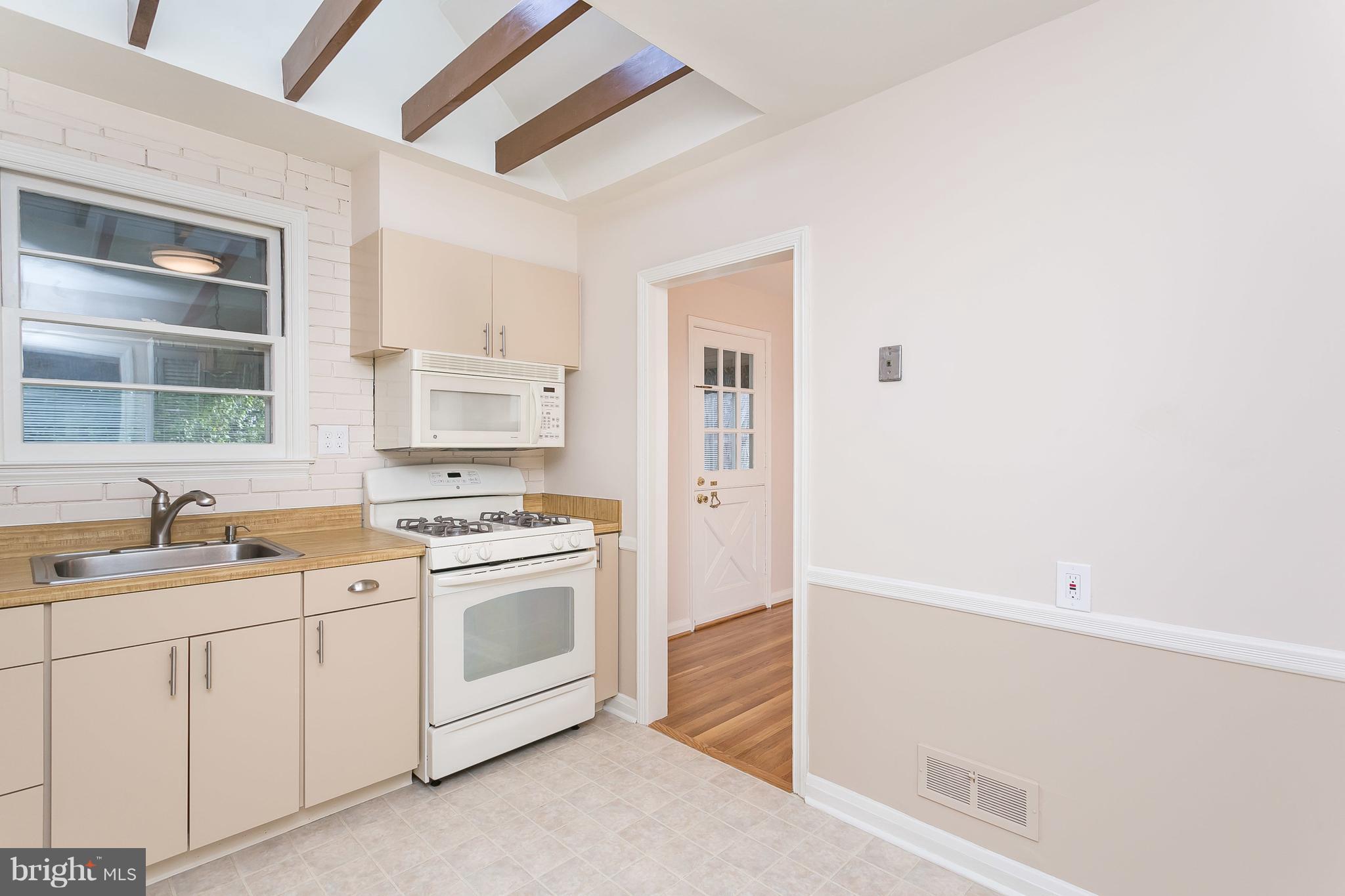 108 Ridgefield Road Lutherville-Timonium, MD 21093 - Photo 11 of 28 Kitchen