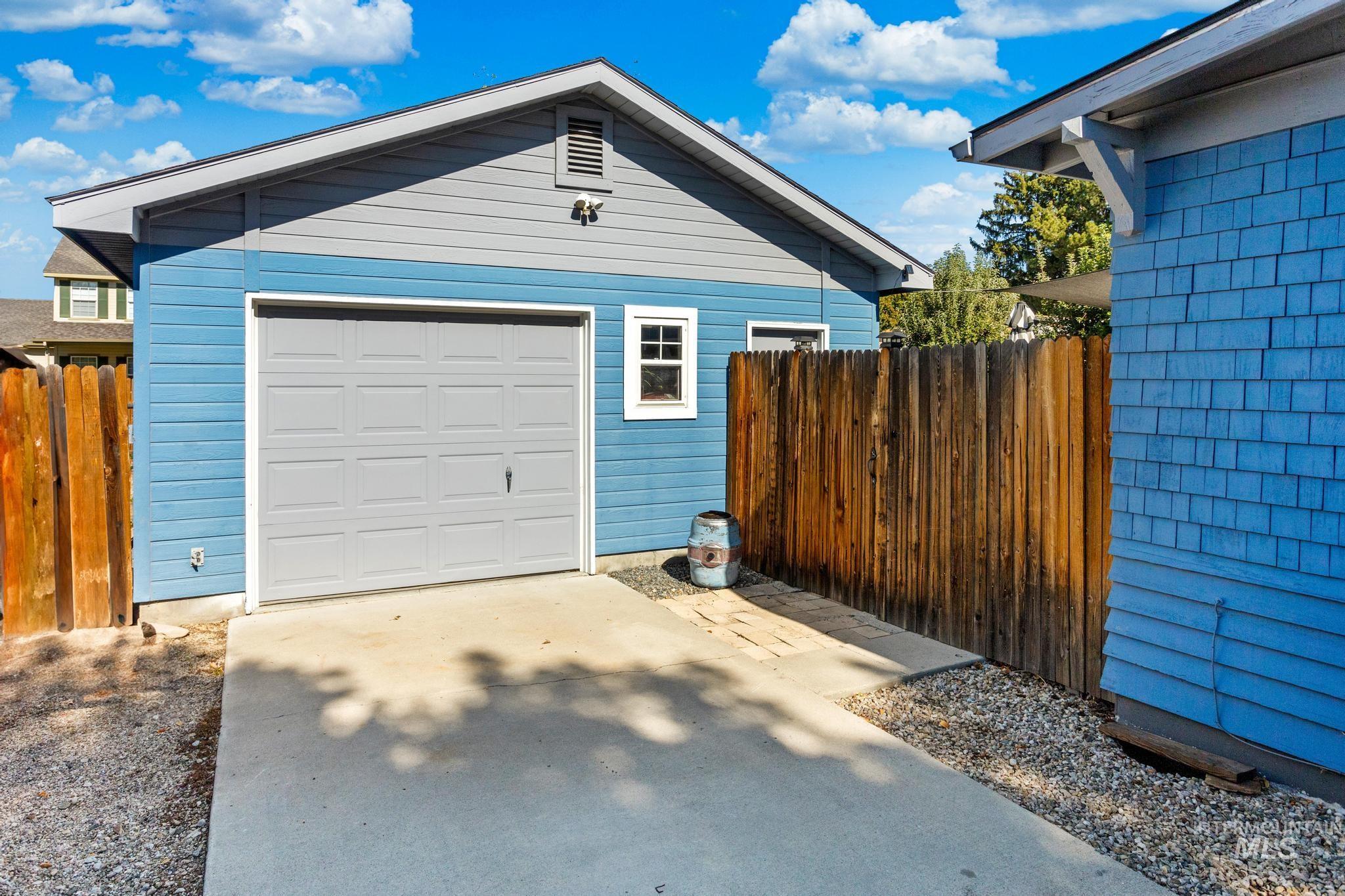 7514 West Swift Lane Boise, ID 83704 - Photo 30 of 46 Detached garage with driveway