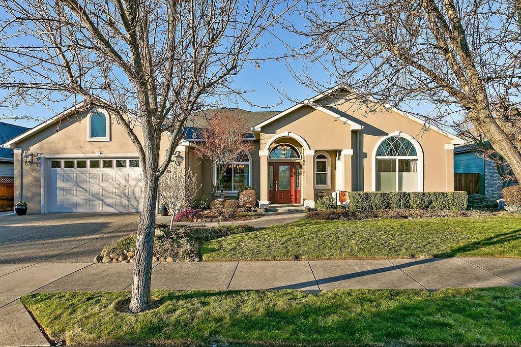 923 St Andrews Way Eagle Point, OR 97524 - Photo 1 of 32 Primary Photo