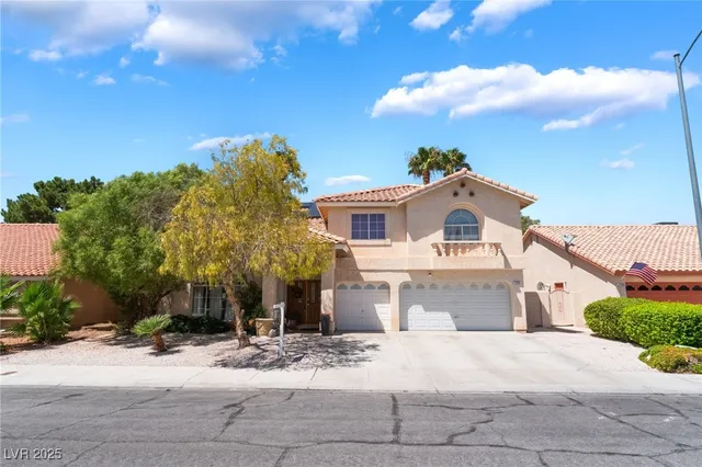 $699,999 | 7504 Heather Knoll Circle, Las Vegas, NV 89129