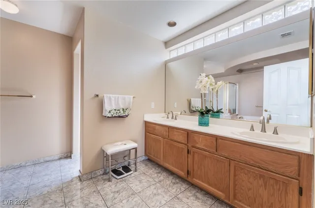 $699,999 | 7504 Heather Knoll Circle, Las Vegas, NV 89129