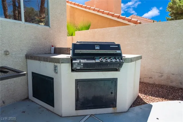 $699,999 | 7504 Heather Knoll Circle, Las Vegas, NV 89129