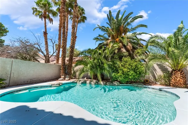 $699,999 | 7504 Heather Knoll Circle, Las Vegas, NV 89129