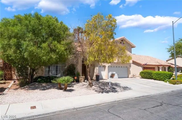 $699,999 | 7504 Heather Knoll Circle, Las Vegas, NV 89129