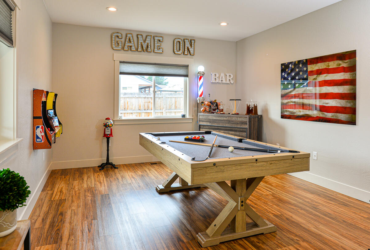 1029 Brandon Way Phoenix, OR 97535 - Photo 4 of 75 Game room
