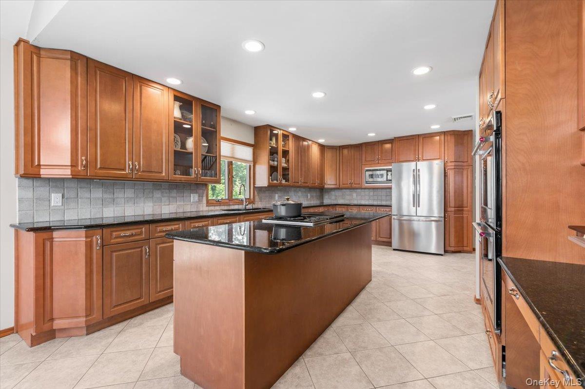 37 Sylvia Road Plainview, NY 11803 - Photo 9 of 44