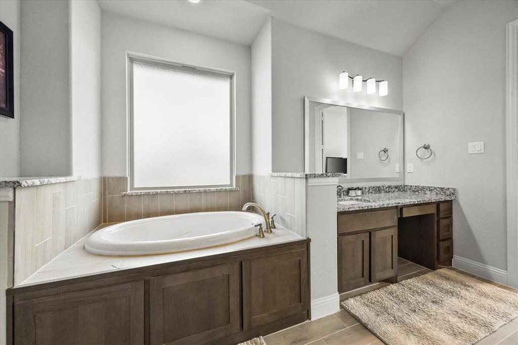 1600 Lynx Loop Forney, TX 75126 - Photo 25 of 39 LARGE GADEN TUB