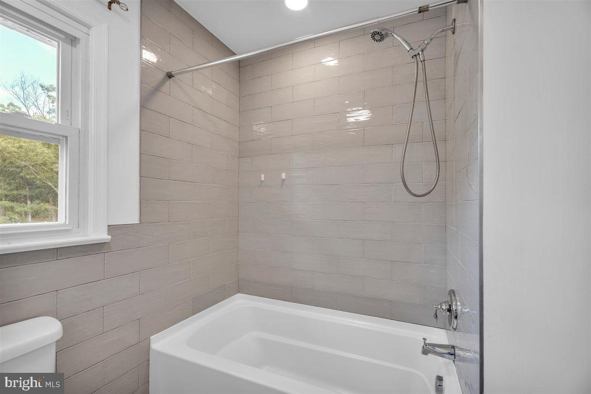 1161 Moss Mill Road Hammonton, NJ 08037 - Photo 23 of 54 2nd Floor Hallway Bathroom Tub