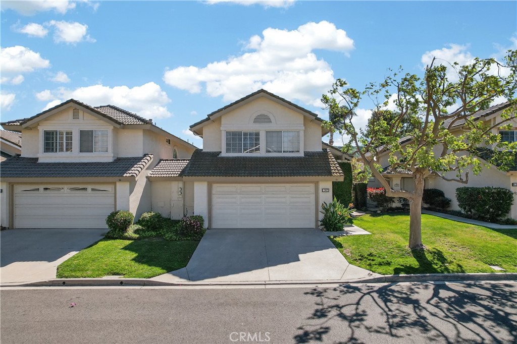 540 Fairfield Road Simi Valley, CA 93065 - Photo 2 of 47 a front view of a house with garden