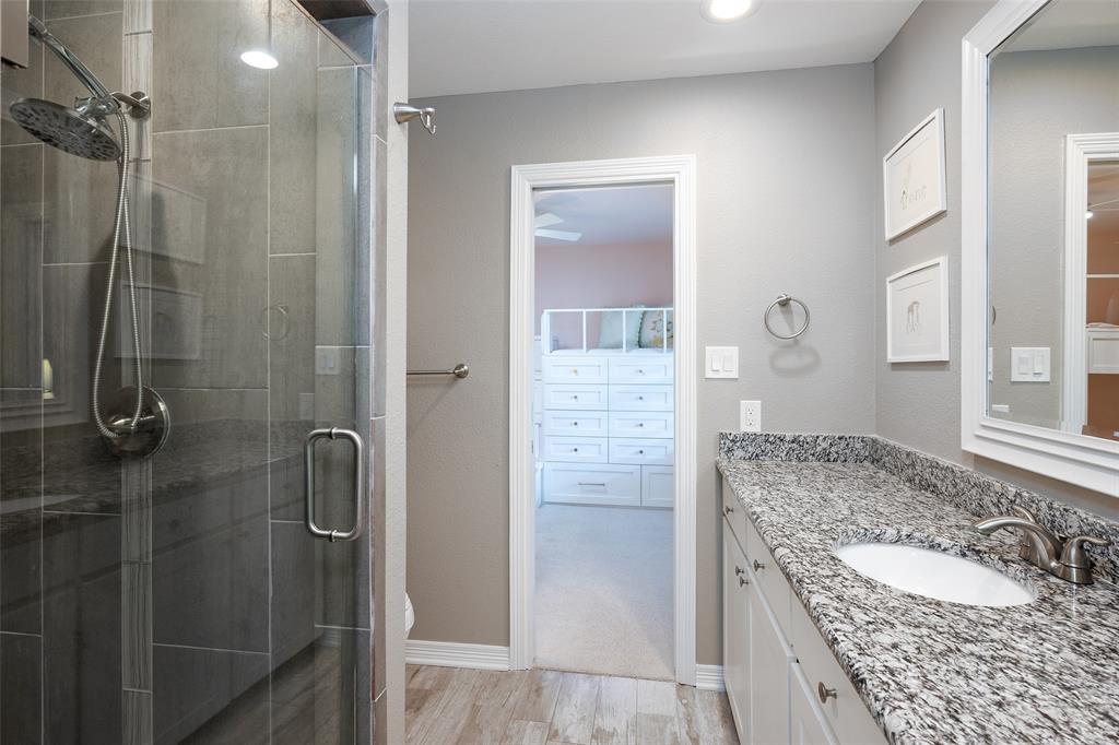 3352 Princess Lane Dallas, TX 75229 - Photo 22 of 28 Jack and Jill bathroom