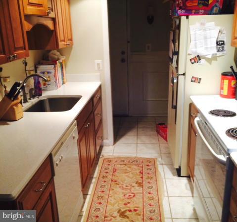 2220 Castle Rock Square, Unit 11C Reston, VA 20191 - Photo 2 of 18 Kitchen