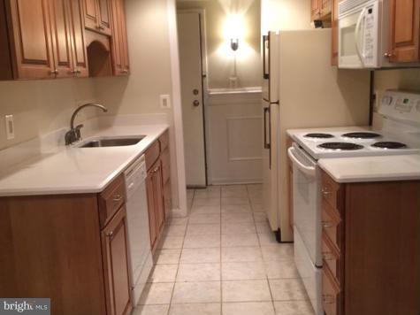 2220 Castle Rock Square, Unit 11C Reston, VA 20191 - Photo 13 of 18 Kitchen