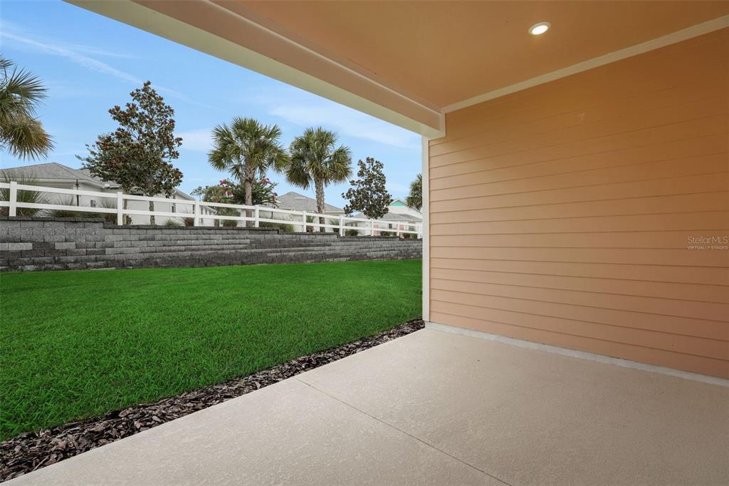 987 Fiesta Key Circle Lady Lake, FL 32159 - Photo 10 of 39 a view of a backyard and a garden
