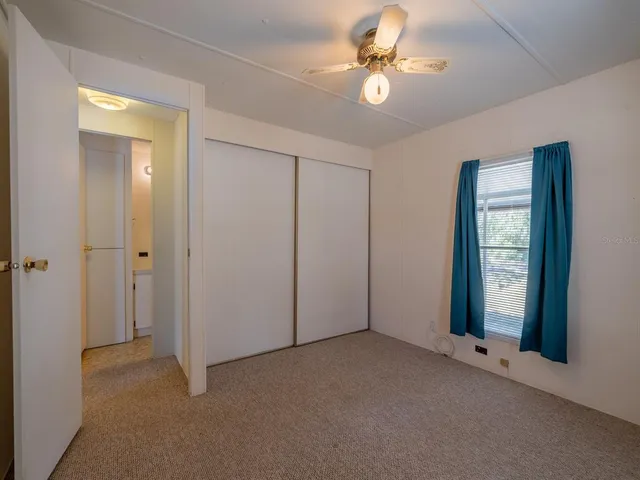 a view of empty room with window