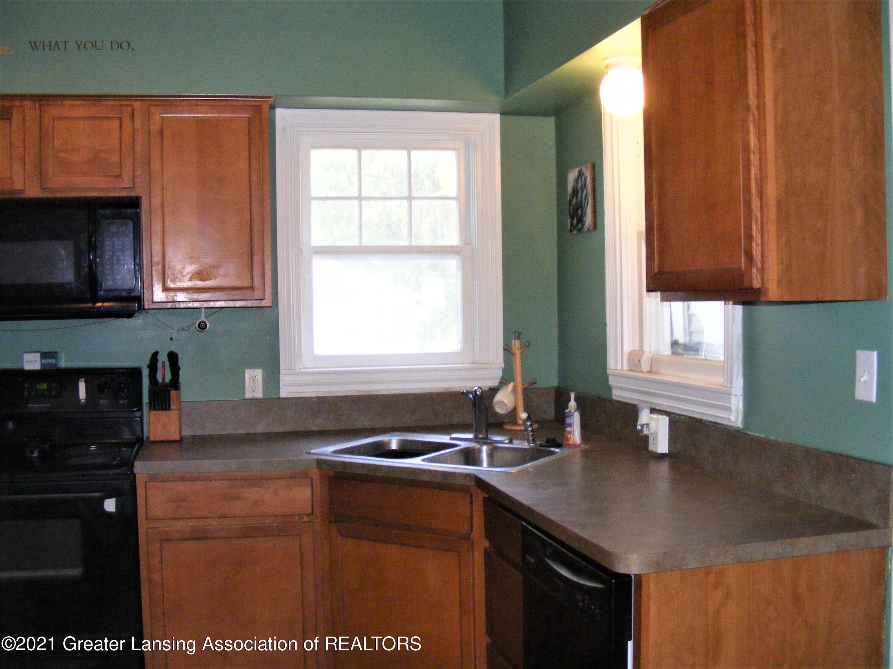 306 Dexter Road Eaton Rapids, MI 48827 - Photo 23 of 37 kitchen1