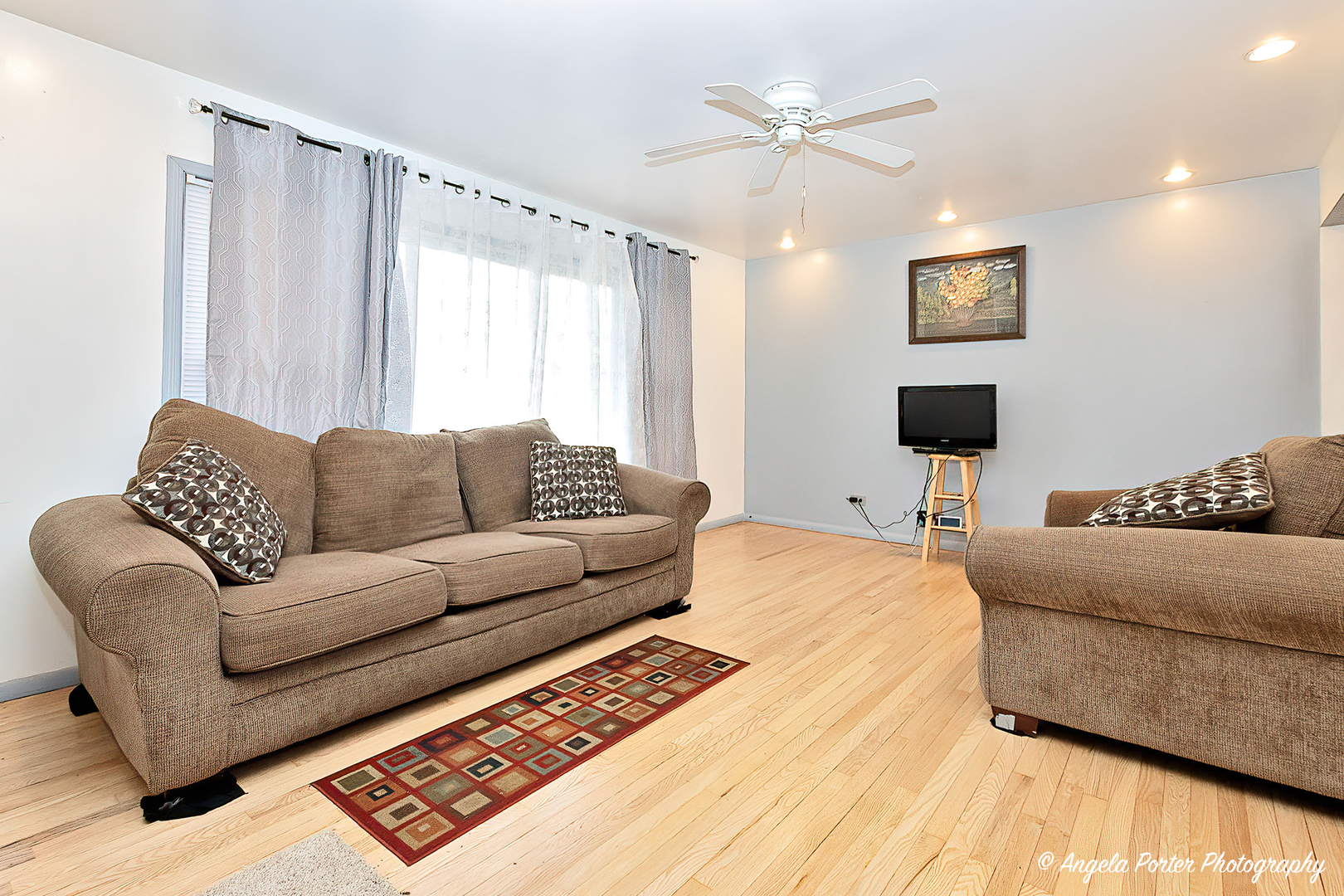 43 Lippincott Road Fox Lake, IL 60020 - Photo 3 of 31 a living room with furniture and a large window
