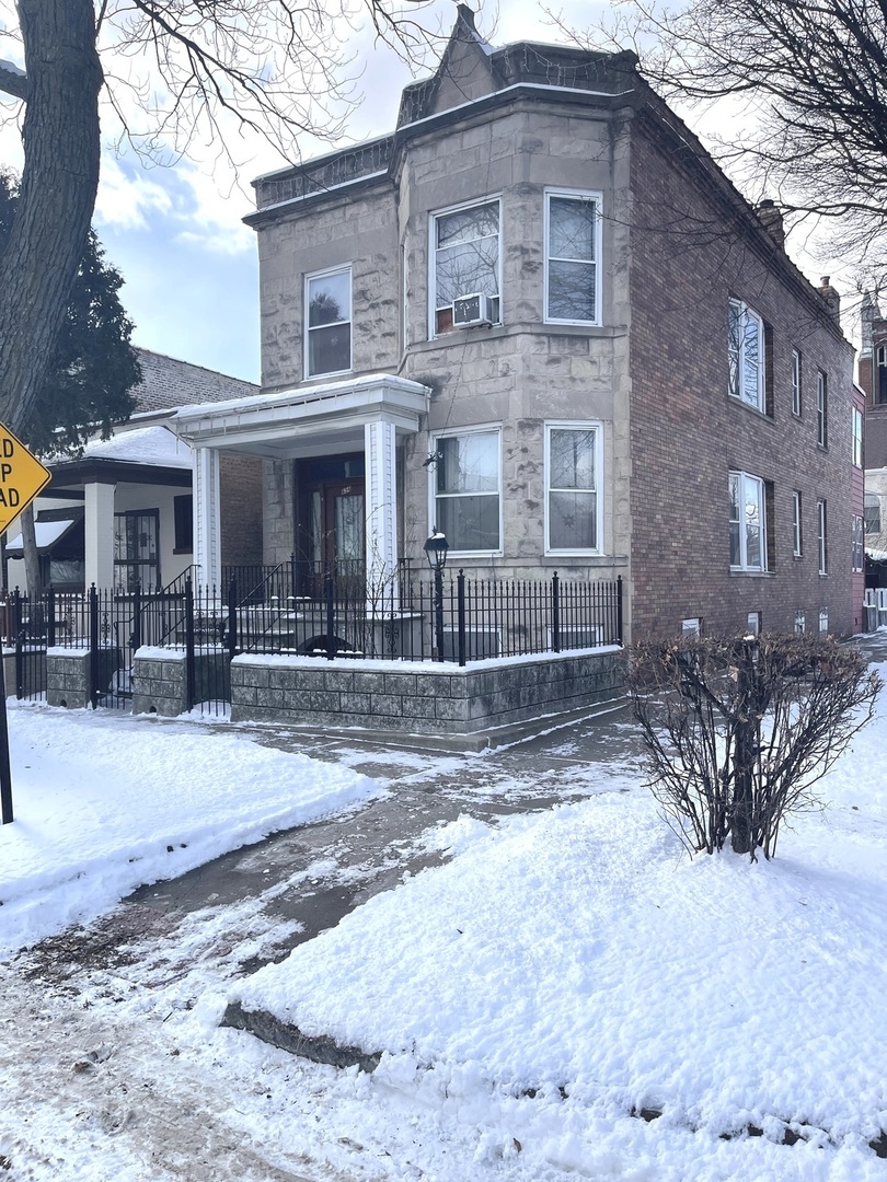656 North Drake Avenue Chicago, IL 60624 - Photo 2 of 33 a front view of a house with garden