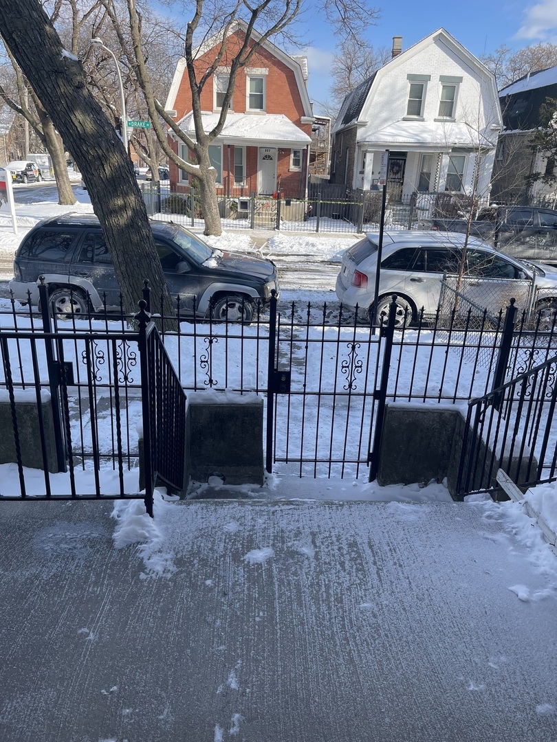 656 North Drake Avenue Chicago, IL 60624 - Photo 6 of 33 a front view of a house with balcony