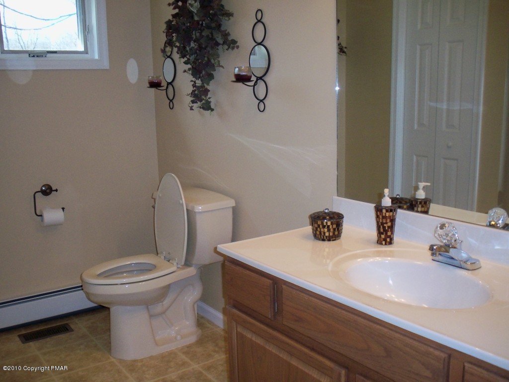 2091 Totteridge Road Bushkill, PA 18324 - Photo 17 of 29 Bath