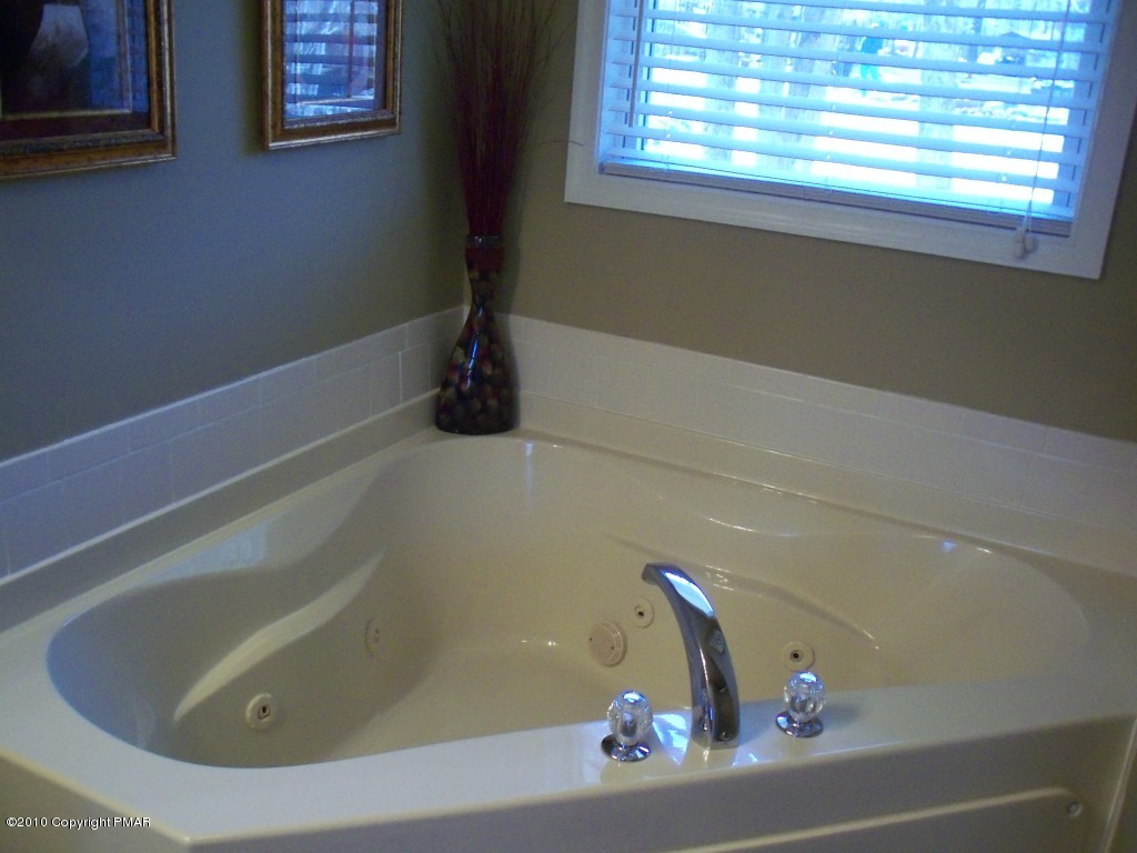 2091 Totteridge Road Bushkill, PA 18324 - Photo 24 of 29 Whirlpool