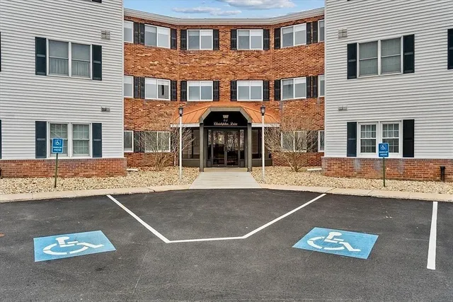 $2,200 | 45 Christopher Drive, Unit 142, Methuen, MA 01844